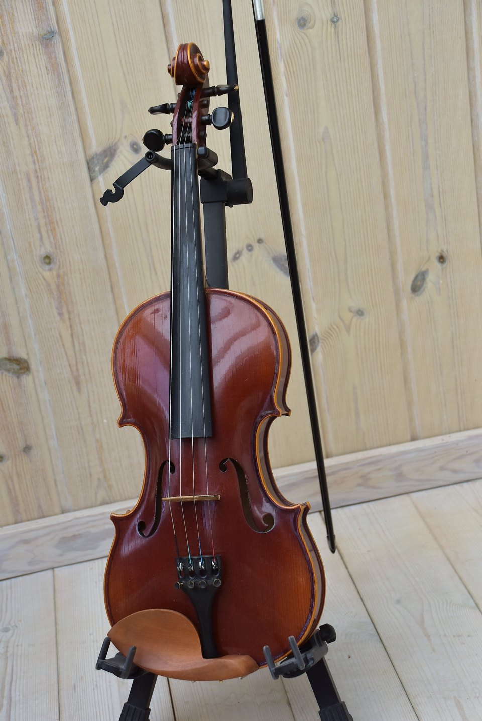 Spillemandsvioliner og buer. Mandoliner og andre instrumenter. Spillemandssav.