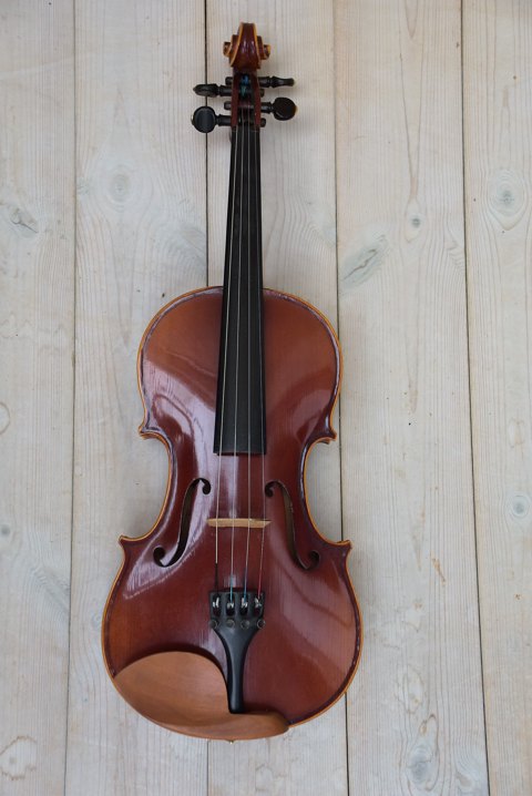 Spillemandsvioliner og buer. Mandoliner og andre instrumenter. Spillemandssav.