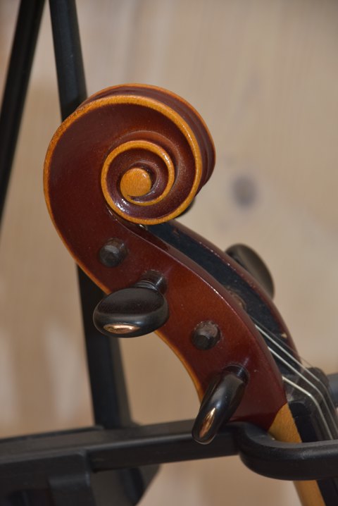 Spillemandsvioliner og buer. Mandoliner og andre instrumenter. Spillemandssav.